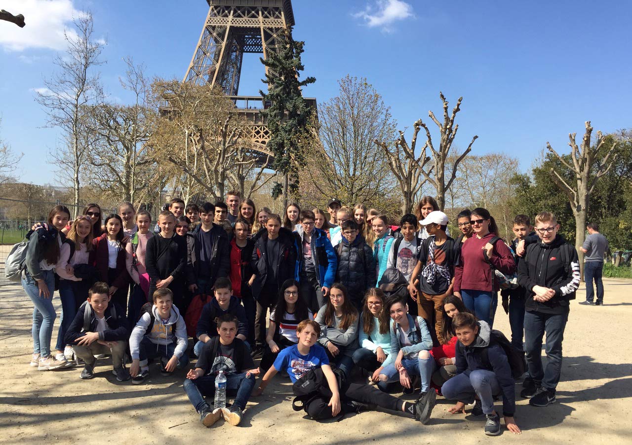 Gruppenfoto-vor-dem-Eiffelturm_HD